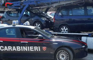 Simula oltre 300 compravendite di auto: denunciato truffatore